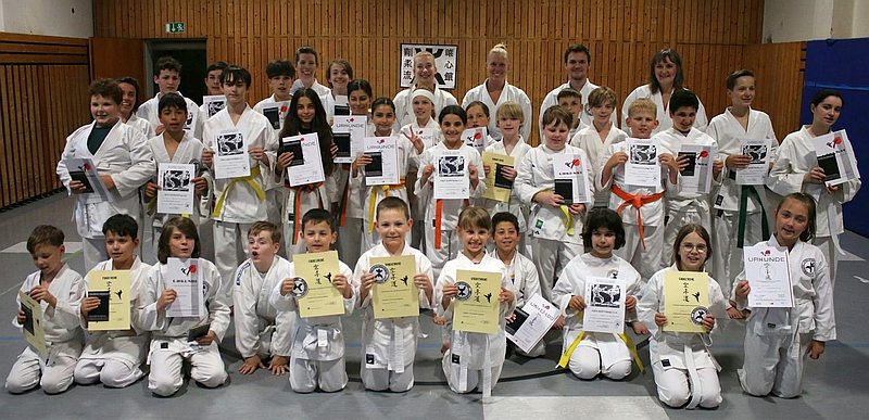 Erfolgreiche Karatekas mit Trainern des GKD