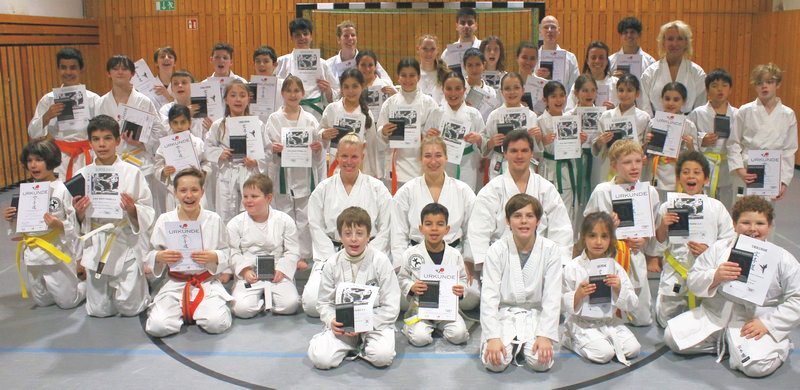 Erfolgreiche Karatekas mit Trainern des GKD